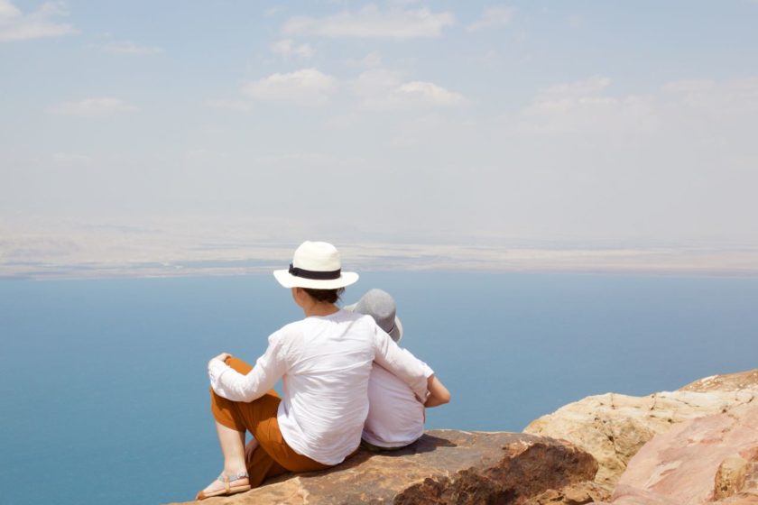 Das Tote Meer. Vom Dead Sea Panoramic Complex hat man einen fantastischen Blick. Jordanien: Highlights und Impressionen von einer Rundreise mit Schulkind. Mehr dazu auf www.berlinfreckles.de